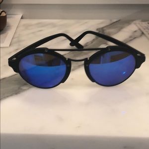 ILLESTEVA Blue sunglasses with matte black rims